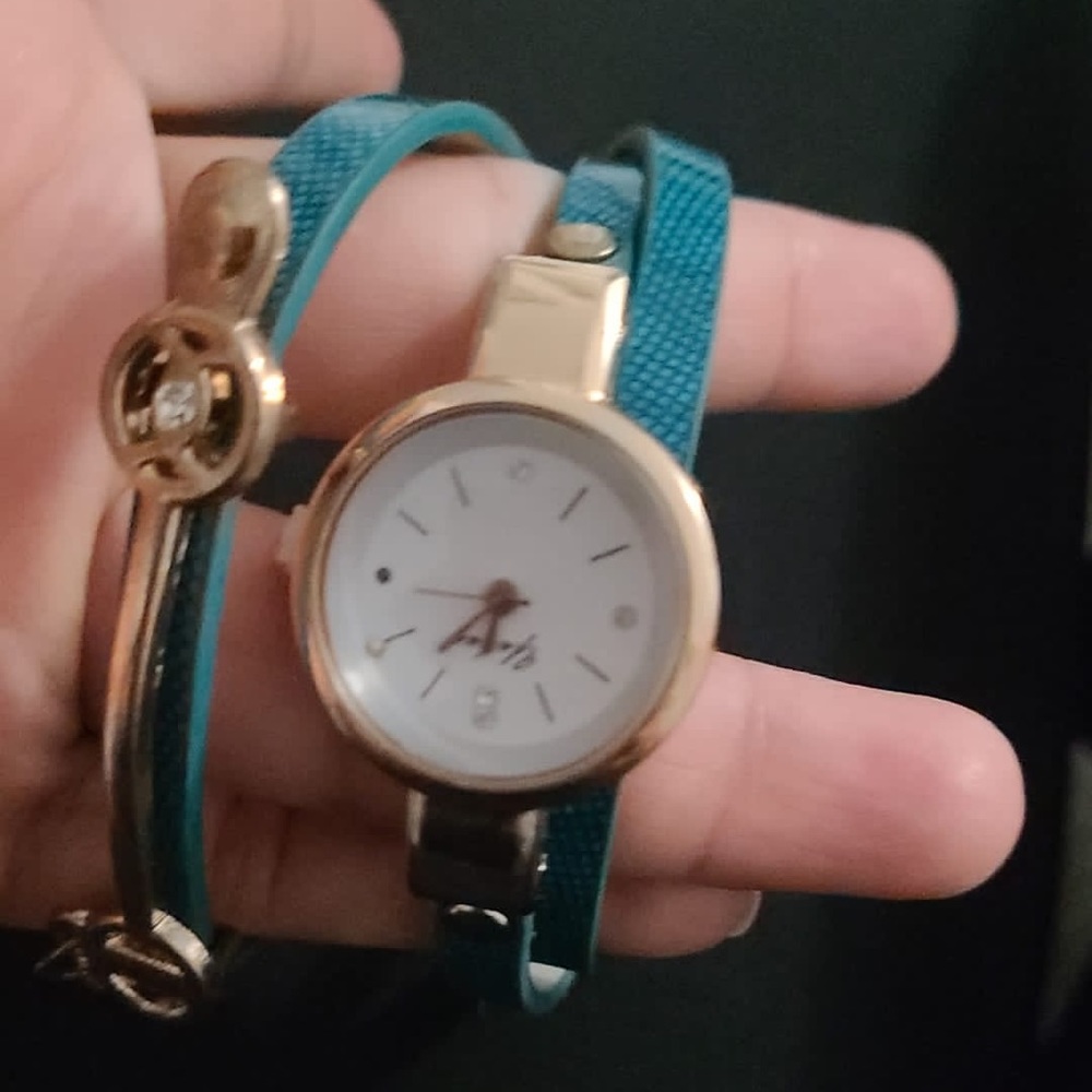 New Women Long Leather Bracelet Watches - Picture 2 of 2